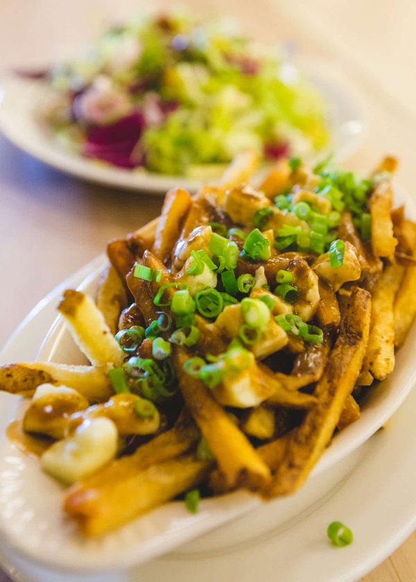 What's the Best Way to Cook Classic Canadian Poutine with Authentic Cheese Curds?